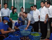 Thủ tướng Nguyễn Xuân Phúc và đoàn công tác đã đến kiểm tra một cơ sở chế biến suất ăn công nghiệp